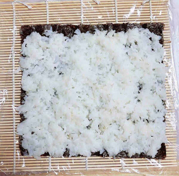 饭卷,铺上一层米饭，四边可以少留些空位，不用全铺满。
