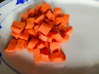 彩蔬火腿丁,胡萝卜去皮洗净后切成丁