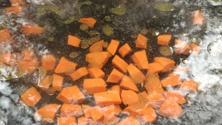 彩蔬火腿丁,放入胡萝卜丁煮沸腾