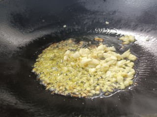 彩蔬火腿丁,再起锅烧油，放入姜蒜炒香