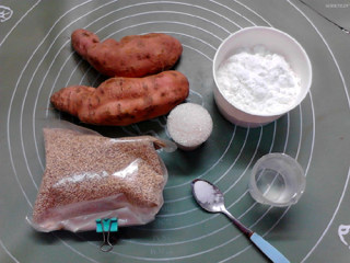 芝麻红薯饼,用料：红薯300克，细砂糖35克，糯米粉100克，水25克，盐1克，白芝麻适量。