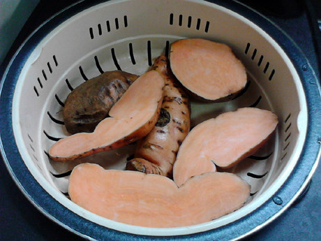 芝麻红薯饼,将红薯洗净，切成大片，放入电饭煲蒸屉中，随饭一起蒸熟。