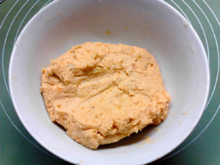 芝麻红薯饼,揉成均匀面团。