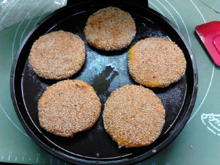芝麻红薯饼,底面金黄，翻面，再次盖上盖子，上下加热约2-3分钟。