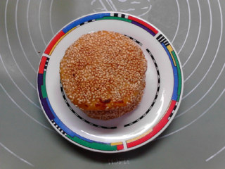 芝麻红薯饼,两面金黄，出锅，趁热食用。