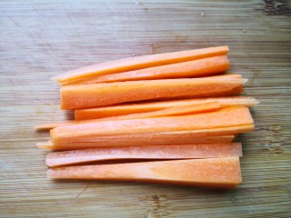 饭卷,趁着煮饭的时间把胡萝卜洗净切长条