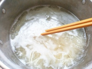黄瓜拌面,水开下锅煮熟，捞出过凉开水