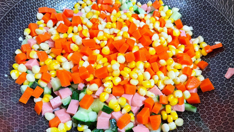 彩蔬火腿丁,加入胡萝卜和玉米