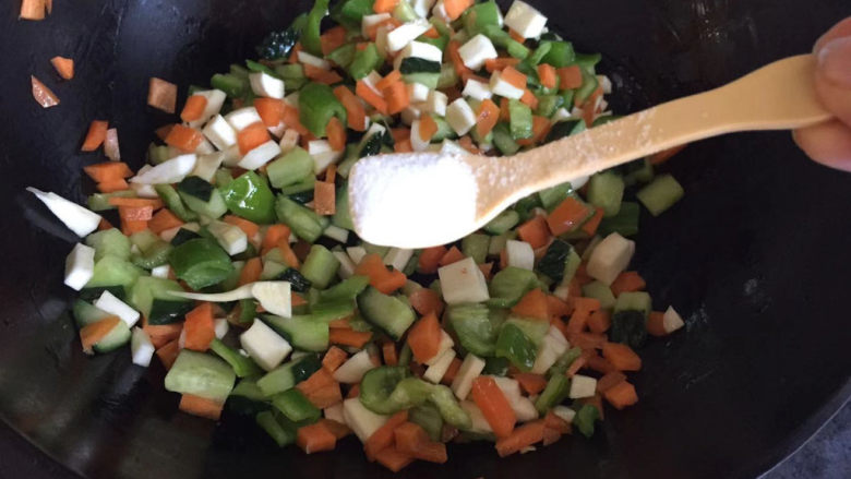 彩蔬火腿丁,加入适量食盐