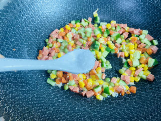 彩蔬火腿丁,根据个人口味加入适量盐