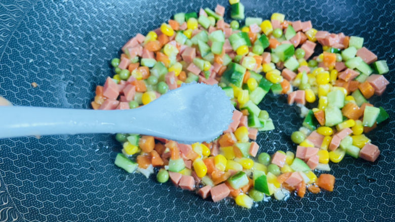 彩蔬火腿丁,根据个人口味加入适量盐