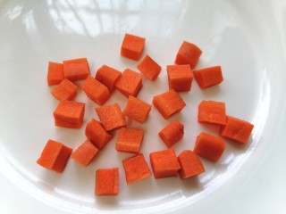 彩蔬火腿丁,胡萝卜切成丁