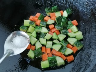 彩蔬火腿丁,加入适量盐调味