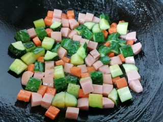 彩蔬火腿丁,翻炒均匀入味即可出锅