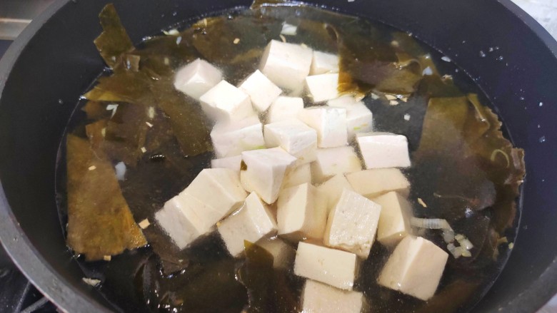 海带豆腐汤,加入豆腐。