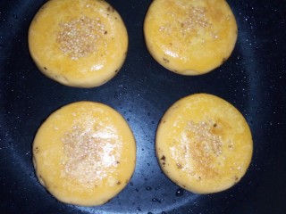 早餐一芝麻红薯饼,两面烙至焦黄后，关火。