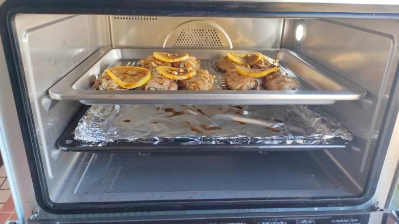 柠香鸡翅,烤箱预热200-210度，烤20-25分钟，表面焦黄诱人就熟了