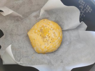 芝麻红薯饼,表面刷蛋黄液和白芝麻