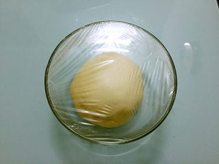 奶香小面包,取出面团揉圆盖上保鲜膜放在温暖处发酵至两倍大左右