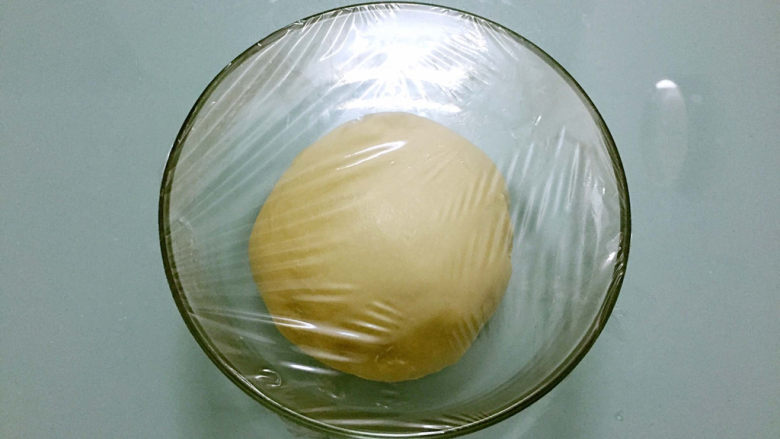 奶香小面包,取出面团揉圆盖上保鲜膜放在温暖处发酵至两倍大左右