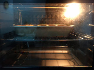 奶香小面包,放入预热好的烤箱，上下火160度，中层18分钟