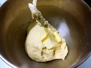 奶香小面包,加入黄油，继续启动二档快速揉面10分钟
