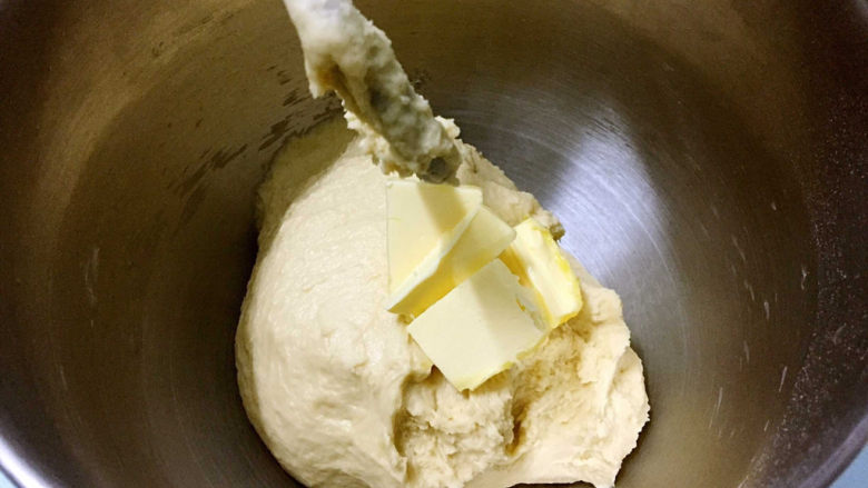 奶香小面包,加入黄油，继续启动二档快速揉面10分钟