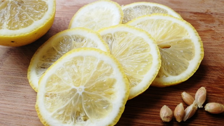 柠香鸡翅,柠檬用盐搓洗清水冲干净，取半个切片，去籽。