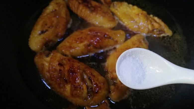柠香鸡翅,加盐调味，中小火焖2分钟。
