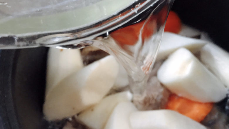 山药炖排骨,将排骨，山药，胡萝卜放入锅中，加入适量水