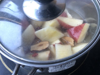 苹果红枣汤,大火上灶。