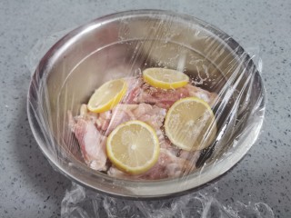 柠香鸡翅,剩下的半个柠檬切片放在一起，密封腌制2小时
