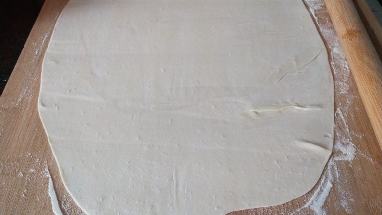海鲜小馄饨,用擀面杖擀一个椭圆形的薄薄的面饼