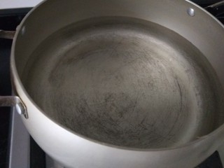 绿豆南瓜粥,锅中烧水
