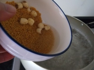 绿豆南瓜粥,冷水清洗一遍即可，水沸腾后下入小米和莲子