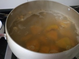 绿豆南瓜粥,再中小火煮半小时后下入提前蒸好的珍珠米再大火煮10分钟