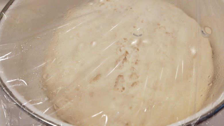水煎包,面粉加入酵母合成面团发起。