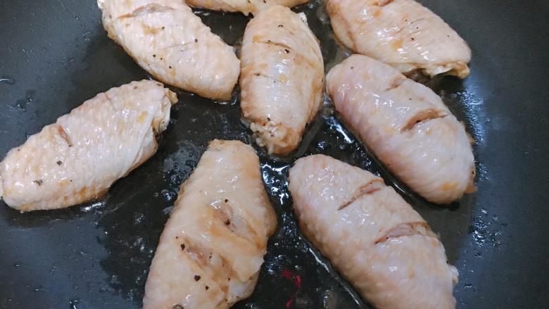 柠香鸡翅,做的时候先把鸡翅煎一煎，煎之前用筷子把鸡翅表面的酱汁刮下来，煎的时候不容易焦。