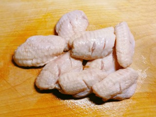 柠香鸡翅,鸡翅清洗干净，用刀在鸡翅表面划2刀，便于入味。