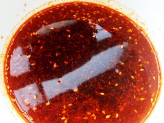 酸汤水饺,碗中加入一勺生抽，一勺蚝油，一勺陈醋，一勺油辣椒，适量饺子汤搅拌均匀。