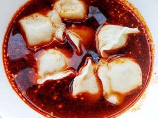 酸汤水饺,将煮好的饺子倒入碗中，酸汤水饺就完成了。