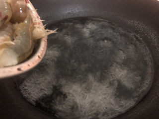 虾仁韭菜炒鸡蛋,锅里加水加点盐煮开下虾，变色捞起