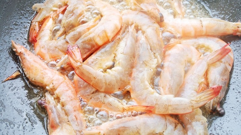 花海游虾,热锅后加入食用油，六七层热时加入虾煎制一下。