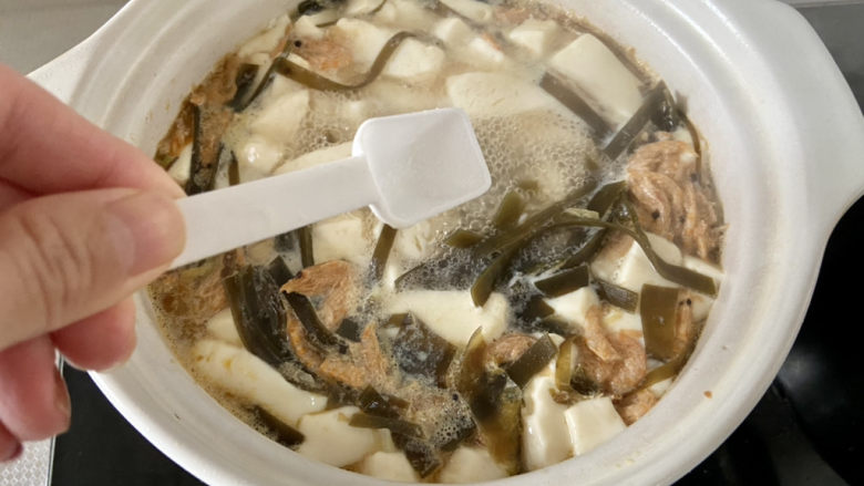 海带豆腐汤,尝下咸淡，根据自己口味添加少许食盐