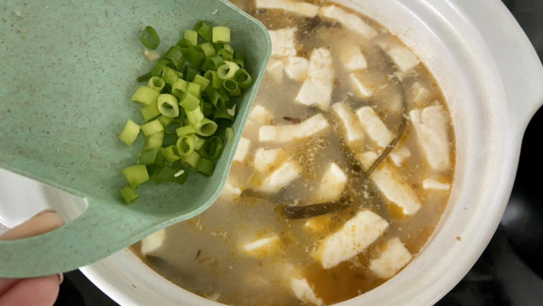 海带豆腐汤,撒葱末即可上桌享用
