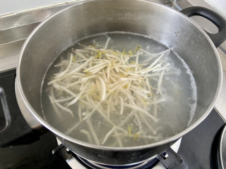 黄瓜拌面,准备好调味汁，坐锅烧水，水开下绿豆芽焯水半分钟捞出