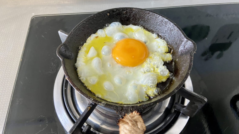黄瓜拌面,倒出多余的油，底油煎鸡蛋，双面单面根据自己的喜好