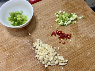 黄瓜拌面,改刀：蒜切末，小米辣切段，小葱分葱白葱叶切末