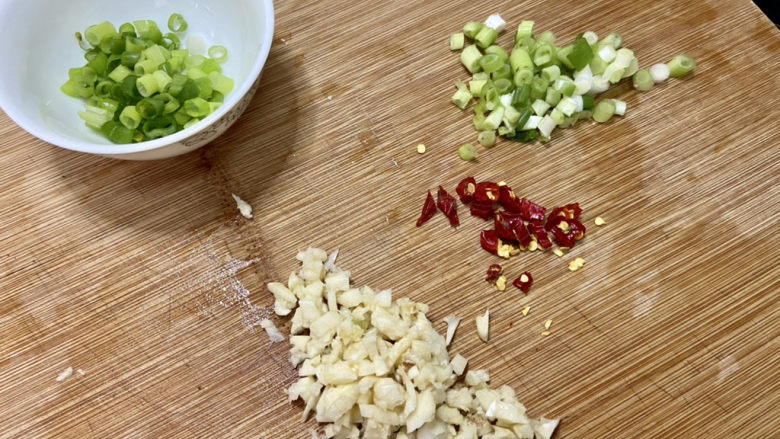 黄瓜拌面,改刀：蒜切末，小米辣切段，小葱分葱白葱叶切末