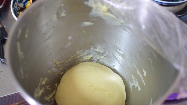奶香小面包,将厨师机桶取出来，包上保鲜膜，放在室温温暖处，发酵到原面团的二倍大即可，用手指戳一个小洞，不回缩，证明发酵的程度正好